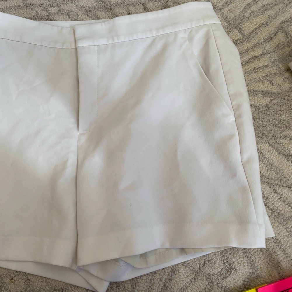 Banana Republic women’s Ivory / cream / off-white flat front shorts 14